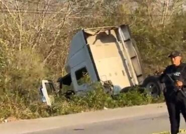Tráiler choca con camioneta de carga y deja dos muertos en carretera Mérida–Chetumal; chofer se da a la fuga