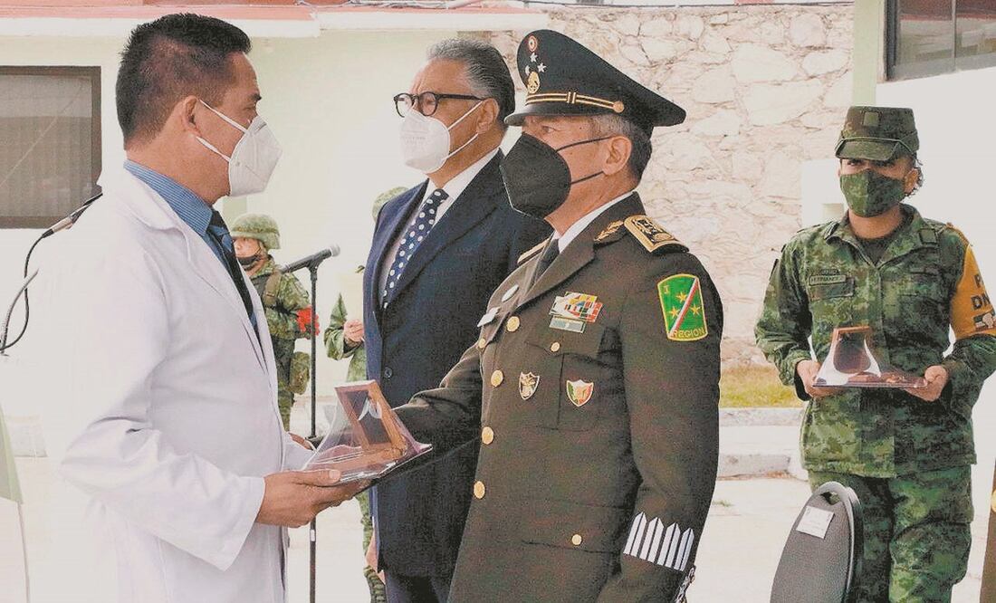 Miguel Hernández López, de 53 años, recibió la condecoración Miguel Hidalgo, grado cruz, por su labor durante la pandemia. Foto: ESPECIAL