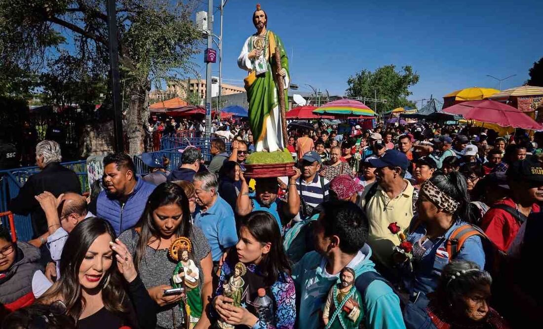 Como cada 28 de octubre, los alrededores de la Iglesia de San Hipólito estaban llenos por devotos de San Judas Tadeo que querían llegar al templo para escuchar misa y expresar su gratitud. Foto: Luis Camacho / EL UNIVERSAL