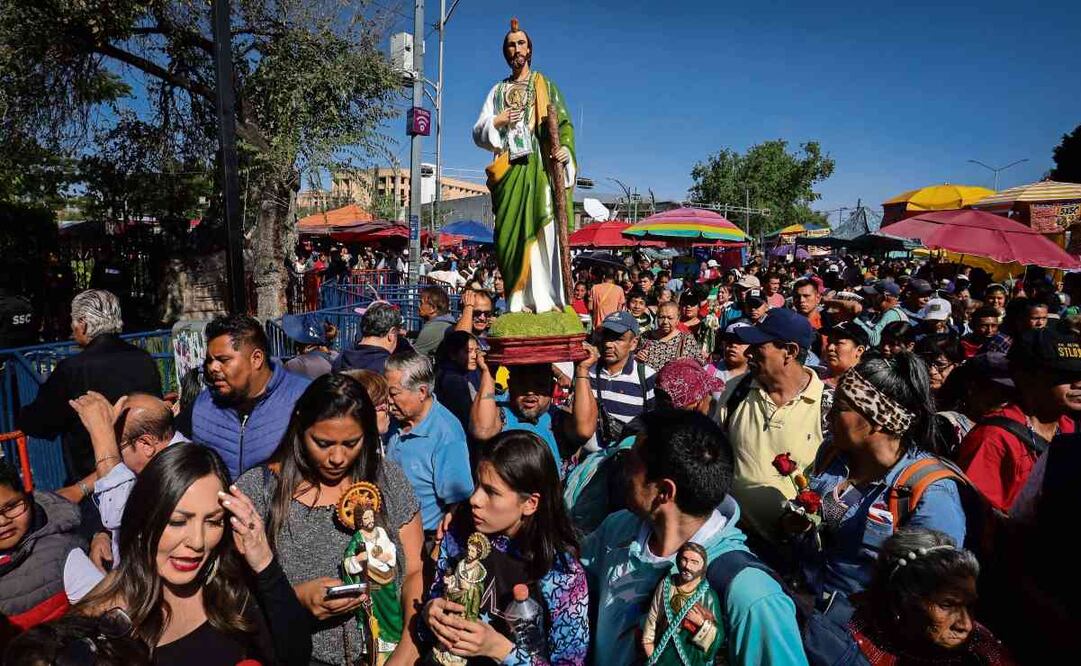 Como cada 28 de octubre, los alrededores de la Iglesia de San Hipólito estaban llenos por devotos de San Judas Tadeo que querían llegar al templo para escuchar misa y expresar su gratitud. Foto: Luis Camacho / EL UNIVERSAL