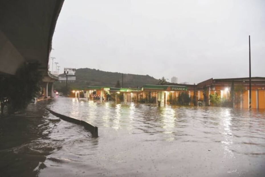 Lluvia provoca inundaciones en Tlalnepantla y Atizapán
