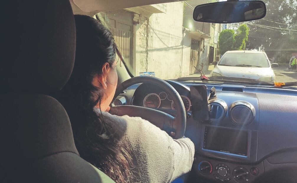 Mujeres trabajan en taxis a través de plataformas digitales por la flexibilidad que les da para cuidar a sus hijos, estudiar o completar ingresos, y lo hacen con sus reglas de supervivencia. Foto: de Emilio Fernández