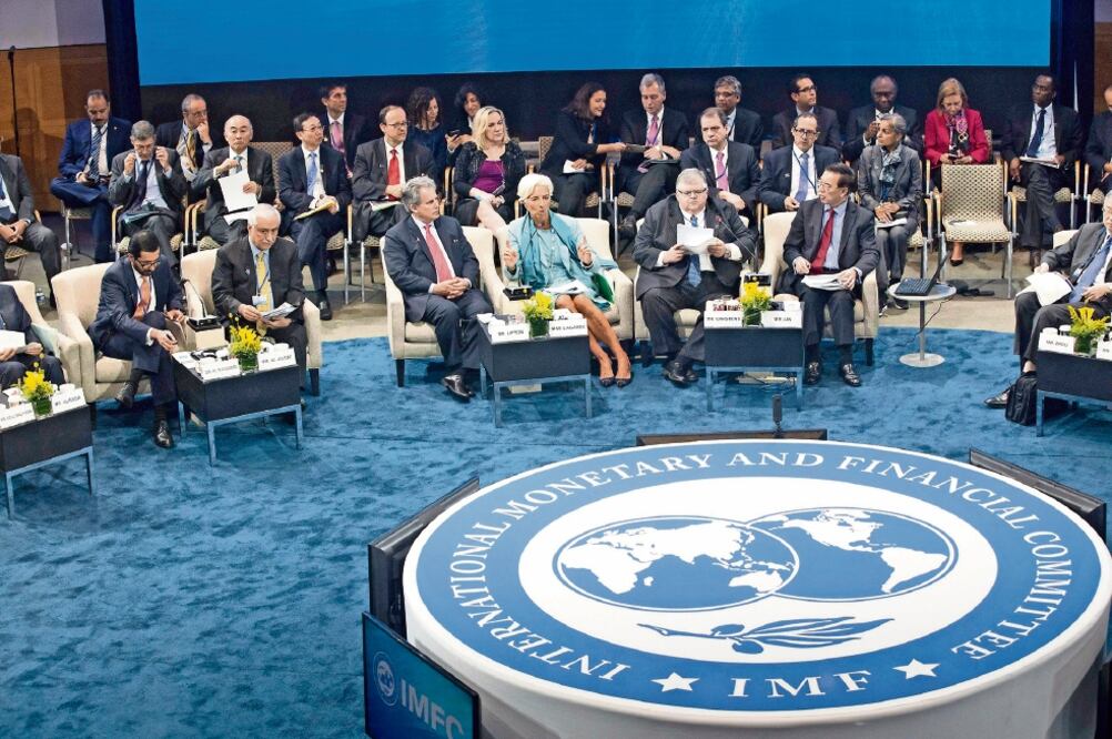 Tras la reunión 34 del Comité Monetario y Financiero Internacional (CMFI), el gobernador del Banco de México, Agustín Carstens, advirtió que los países deben asegurarse de que todos se beneficien de la globalización (STEPHEN JAFFE. EFE)