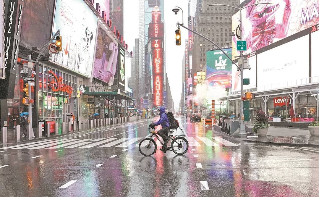 Un ciclista en Times Square, Nueva York. Estados Unidos alcanzó un punto de inflexión en su brote de coronavirus alrededor de la segunda semana de septiembre, con un nuevo promedio de casos diarios de más de 50 mil. Foto: TIMOTHY A. CLARY. AFP