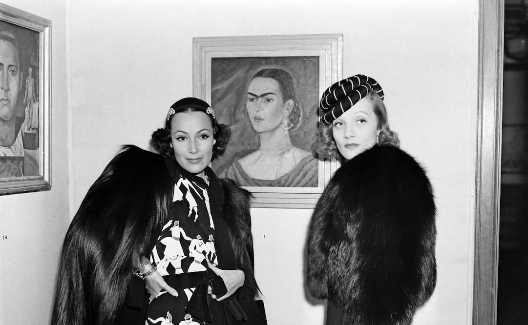 Dolores del Río posa con la actriz Marlene Dietrich, en una galería que exhibe las pinturas de Frida Kahlo, en
California, 1940. Foto: Archivo William Grimes/ Michael Ochs/ Getty Images