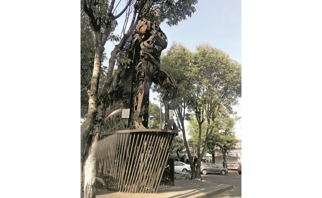 Pérdida de patrimonio. El zapato izquierdo del también llamado “mono de fierro” fue destrozado con barretas por los traficantes de metal, alertan organizaciones. (REBECA JIMÉNEZ. EL UNIVERSAL)