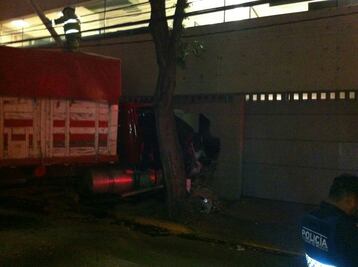 Se impacta camión de carga contra edificio en Patriotismo