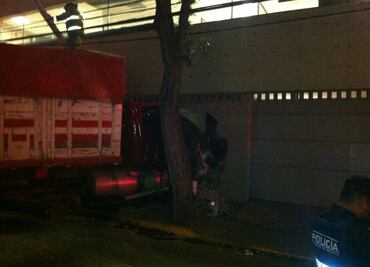 Se impacta camión de carga contra edificio en Patriotismo