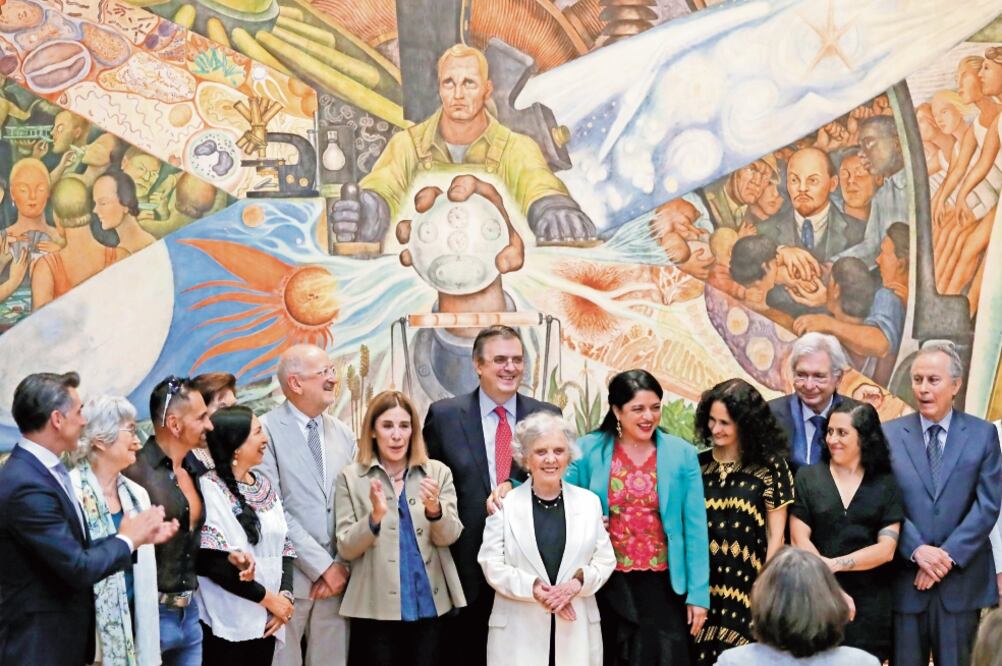 Alejandra Frausto, secretaria de Cultura, y Marcelo Ebrard, secretario de Relaciones Exteriores (al centro), en la firma del convenio, a la que también asistió la escritora Elena Poniatowska, entre otros intelectuales. / GERMÁN ESPINOSA