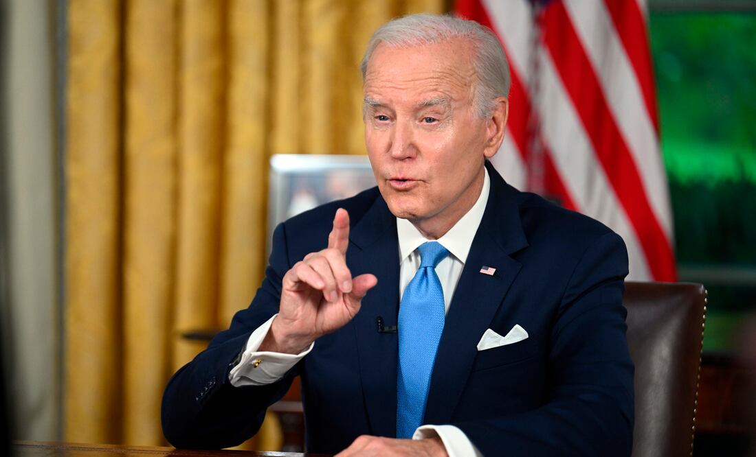 El presidente Joe Biden se dirige a la nación sobre el acuerdo presupuestario que eleva el límite de la deuda federal y evita el incumplimiento del gobierno de EU, desde la Oficina Oval de la Casa Blanca en Washington. Foto: AP
