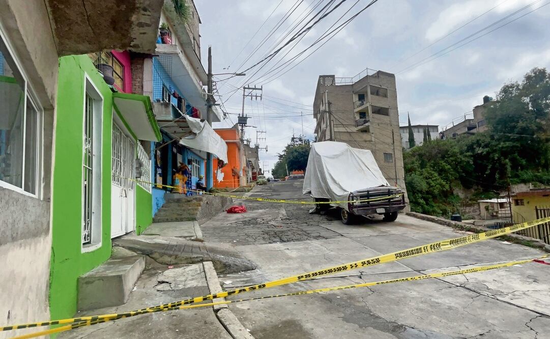 Pese al cordón de seguridad, vecinos pasan sobre la calle y se detienen para observar. Foto: Arturo Contreras / EL UNIVERSAL