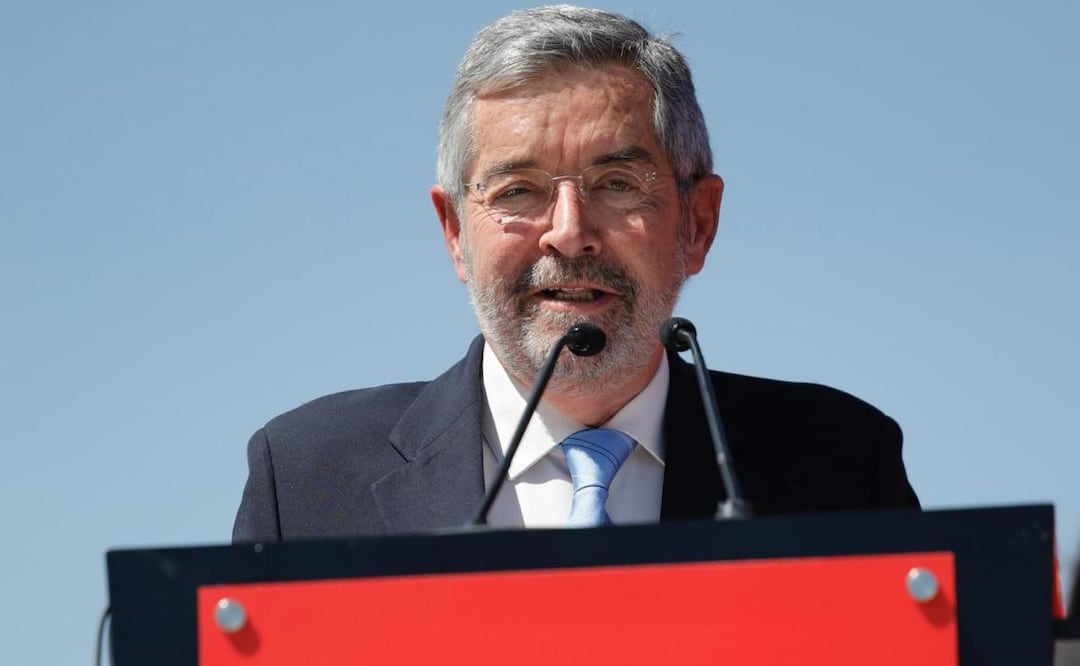 Juan Ramón de la Fuente, titular de la Secretaría de Relaciones Exteriores (SRE) durante recepción de la Copa Mundial en el AIFA (27/02/2026). Foto: Especial