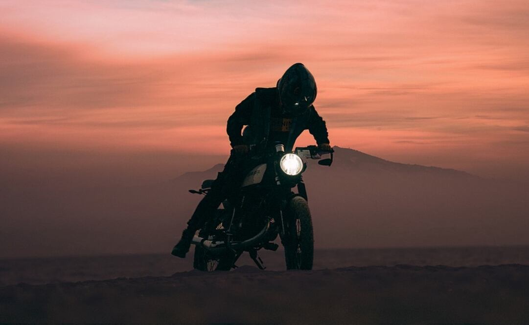 Un motociclista se impactó contra otro vehículo y quedó sentado en el toldo. Imagen: Pixabay