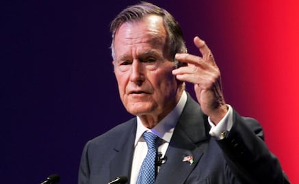 H.W. Bush y su esposa se recuperan en el hospital