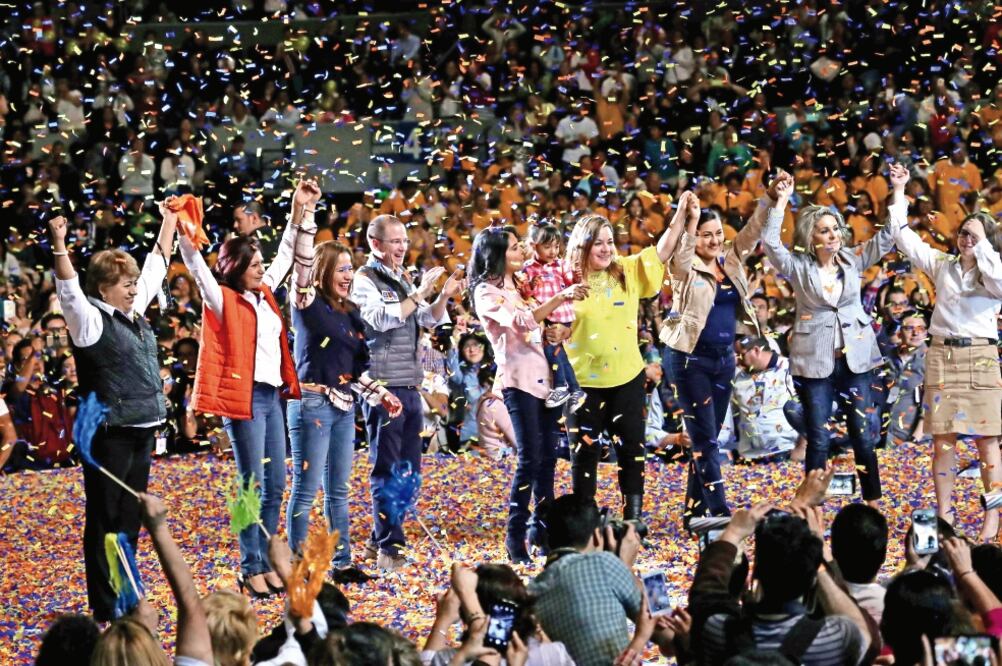 En la Arena Ciudad de México, Alejandra Barrales, acompañada por el candidato presidencial del Frente, Ricardo Anaya, declaró ante 18 mil personas que impulsará programas que apoyen a las mujeres y a los padres de familia. Foto: ARIEL OJEDA. EL UNIVERSAL