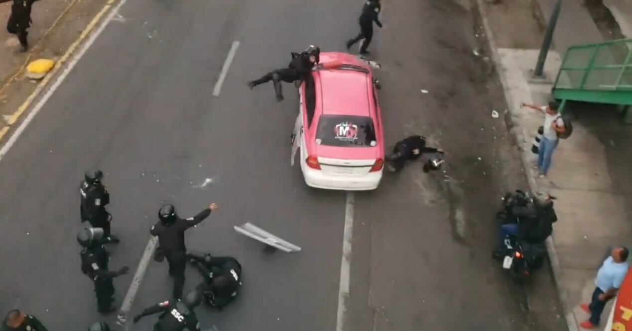 Varios policías fueron atropellados por un taxista durante una manifestación en Insurgentes Sur, a la altura de El Caminero. (Foto: captura de pantalla)