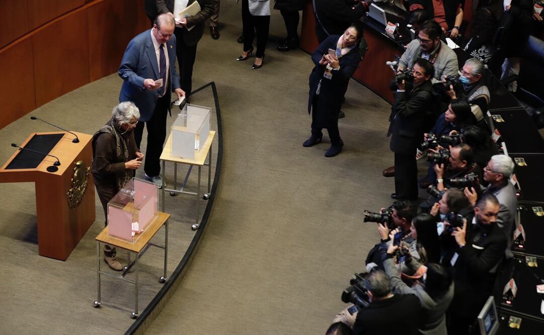 Votación por cédula para elección de dos comisionados del INAI, durante la sesión en el pleno del Senado de la República. FOTO: DIEGO SIMÓN SÁNCHEZ / EL UNIVERSAL