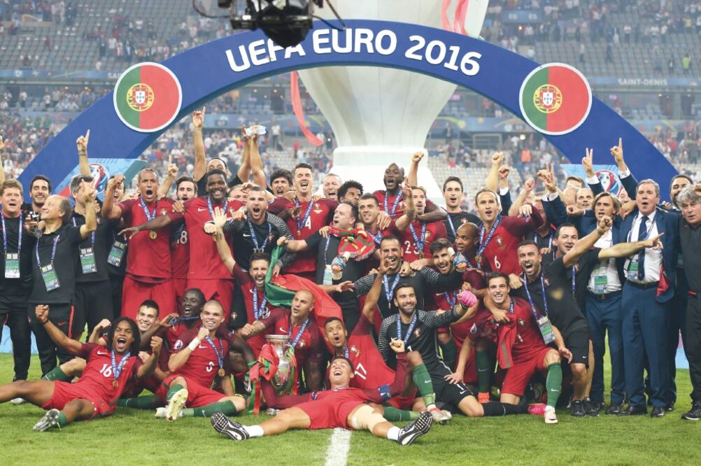 El conjunto de Portugal, con su figura Cristiano Ronaldo lesionado, logró conquistar la Eurocopa de Naciones en Francia 2016 al vencer al conjunto anfitrión (TIM GROOTHUIS. JAM MEDIA)