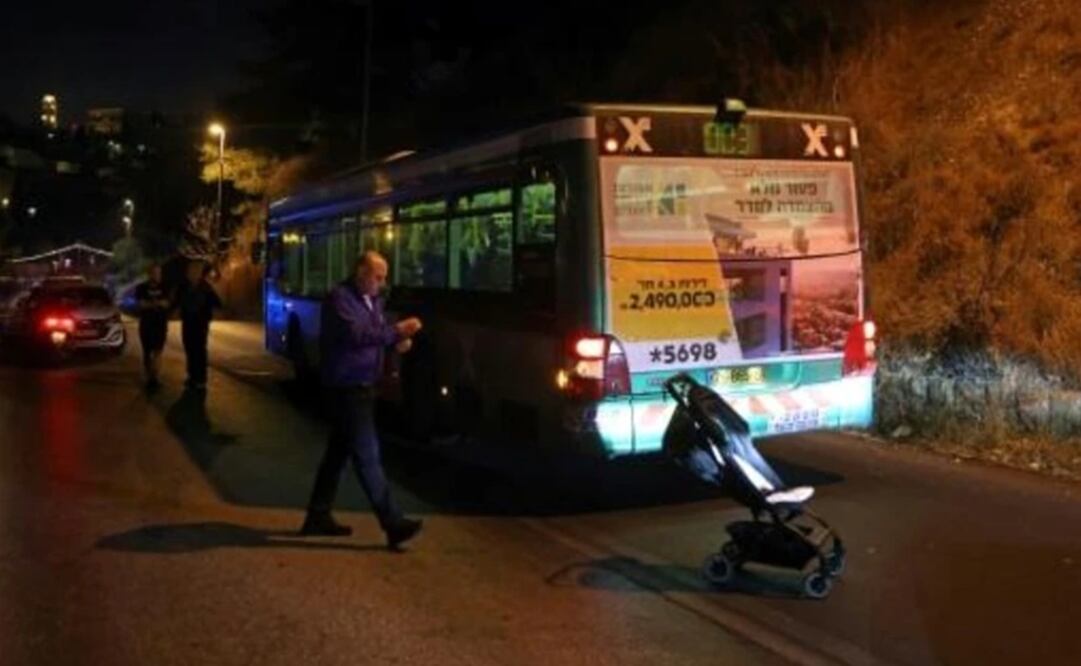 Policías israelíes inspeccionan un autobús después de un ataque armado cerca de la Ciudad Vieja de Jerusalén. Foto: AFP