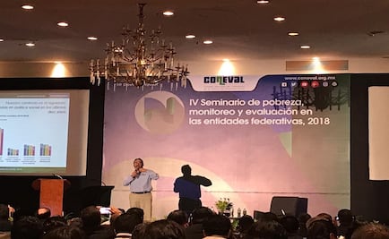 Propuesta de AMLO de subir minisalario 'no es descabellada': Coneval