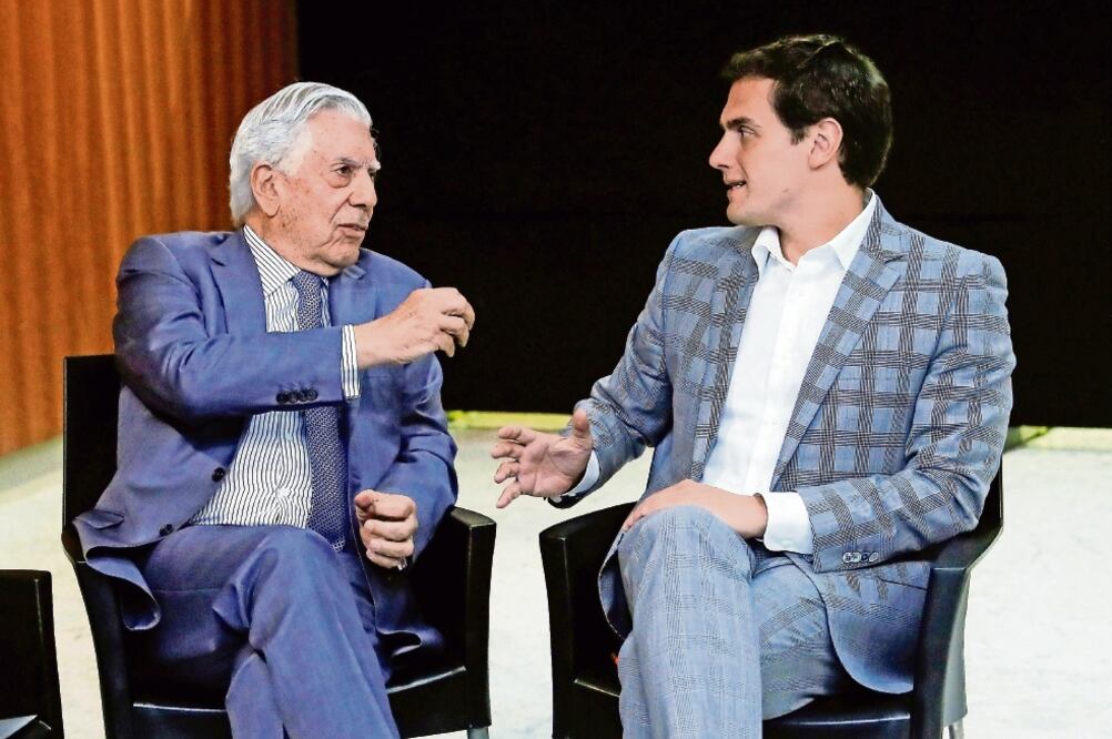 Mario Vargas Llosa y Albert Rivera intervienen en la XI edición del Foro Atlántico en Madrid, España. Foto: Fernando Alvarado. EFE