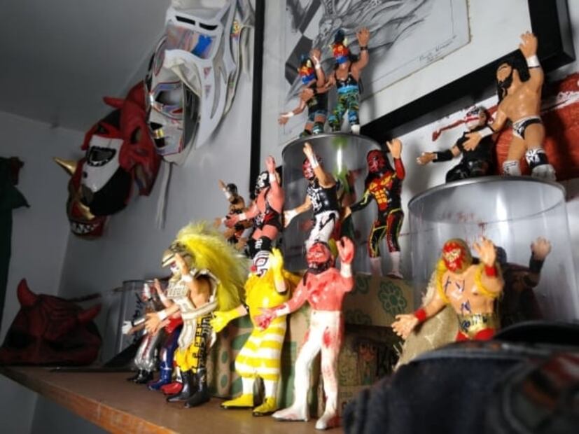 Pinta máscaras de luchadores y los recrea en figura y pinturas