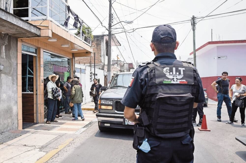 Policías municipales resguardan el Servicio Médico Forense a donde fue llevad o el cuerpo de la alcaldesa de Mixtla de Altamirano, Maricela Vallejo Orea. / VICTORIA RAZO. CUARTOSCURO
