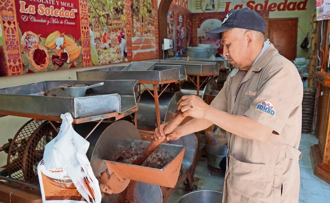 Germán Santillán, fundador de Oaxacanita Chocolate, dijo que van a tener una época en la que el chocolate será un bien de lujo por los altos precios del grano, la escasez y el acaparamiento de empresas trasnacionales. Foto: Edwin Hernández / EL UNIVERSAL