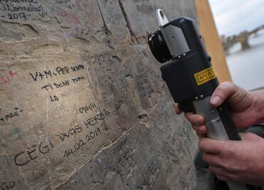 "Ángeles de la Belleza" luchan contra los graffitis en Italia