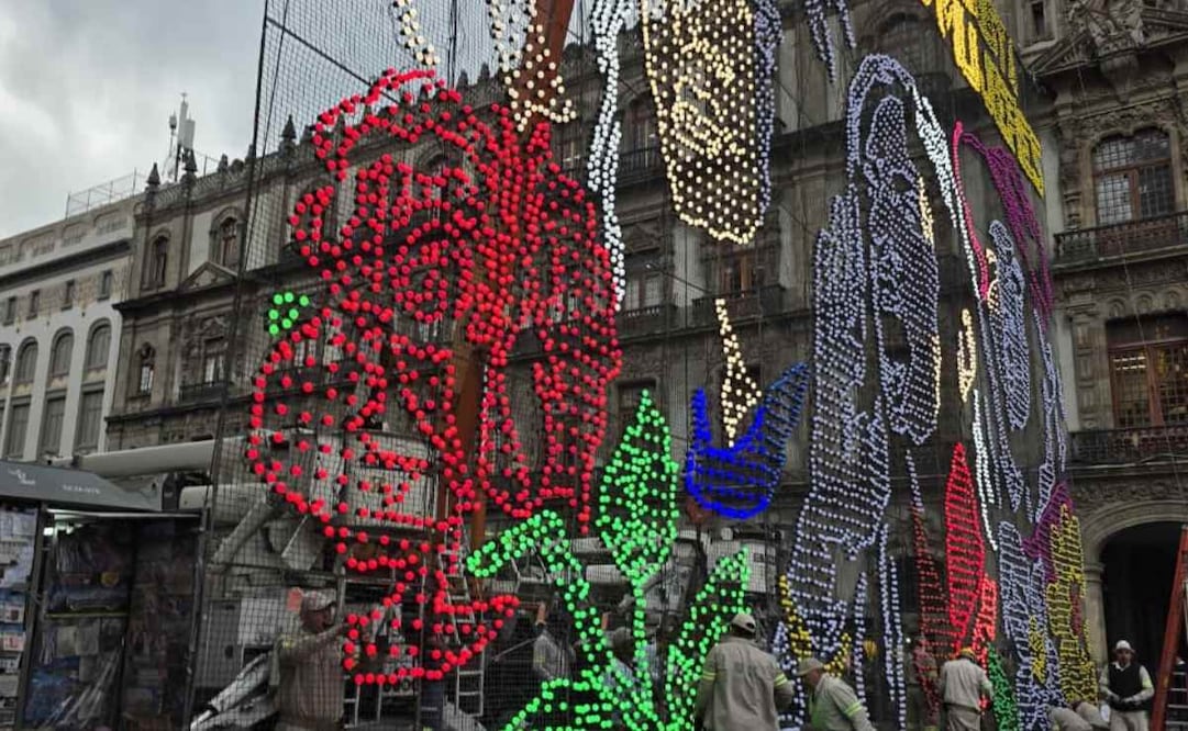 Por primera vez CDMX prepara alumbrado por el Día Internacional de la Mujer; colocan mosaico con elementos decorativos.
Foto: Frida Sánchez.