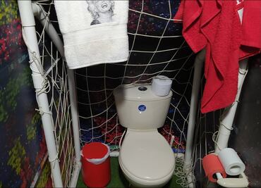El baño de una casa que recrea el Camp Nou y el fanatismo por Messi y el Barcelona