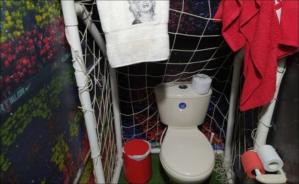 El baño de una casa que recrea el Camp Nou y el fanatismo por Messi y el Barcelona