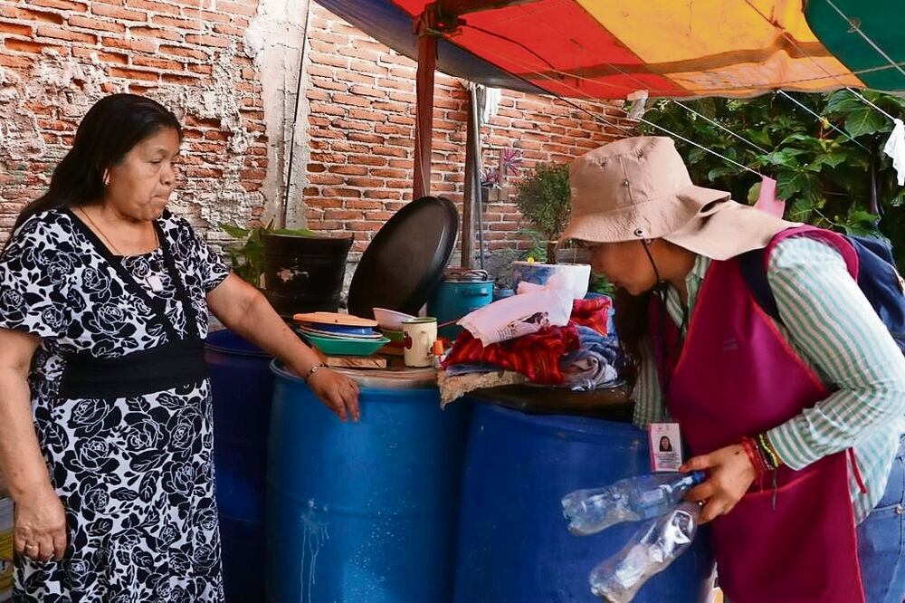 Autoridades municipales de Yecapixtla señalan que a ellos les corresponde la descacharrización, mientras que la fumigación al gobierno del estado. Foto: Especial y Justino Miranda / El Universal
