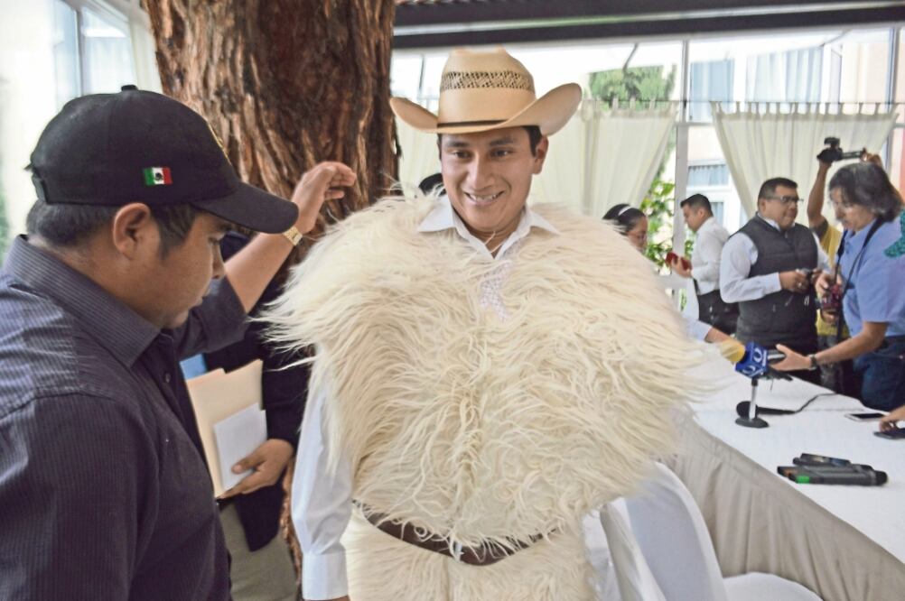 El alcalde Mateo Gómez dijo que los regidores y otros funcionarios, algunos en presunto estado de ebriedad, exigían el pago de honorarios de 10 meses, es decir, desde que estaba en el poder el alcalde Domingo López González (JOSÉ CAMAS)