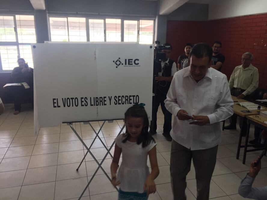 Humberto Moreira Valdés, ex gobernador de Coahuila, acudió a votar junto con su esposa Vanessa Guerrero a la casilla 997 de la secundaria “Urbano Flores” de la colonia Lomas de Lourdes (Foto: Hilda Fernandez)
