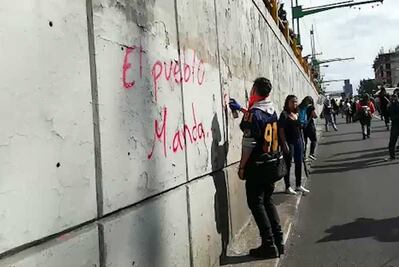 Encapuchados generan tensión en marcha del 68