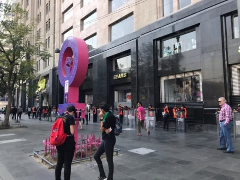 Amurallan Bellas Artes y el Hemiciclo por marcha feminista