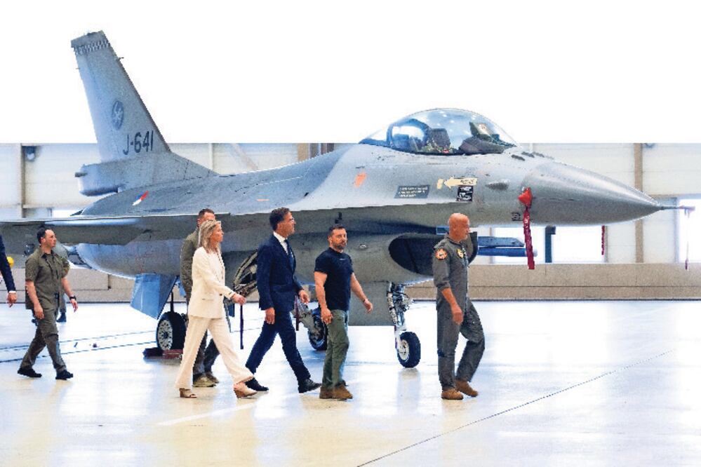 El presidente ucraniano Volodimir Zelensky (segundo a la derecha) y el primer ministro interino holandés, Mark Rutte, en el centro, miran los aviones de combate F-16 en Eindhoven, Países Bajos, el 20 de agosto. Foto: Peter Dejong | AP