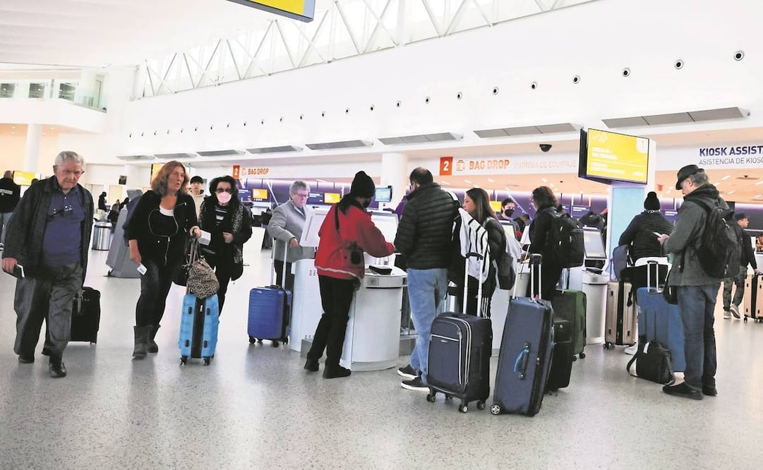 Pasajeros se registran para su vuelo en el aeropuerto JFK, en la ciudad de Nueva York.