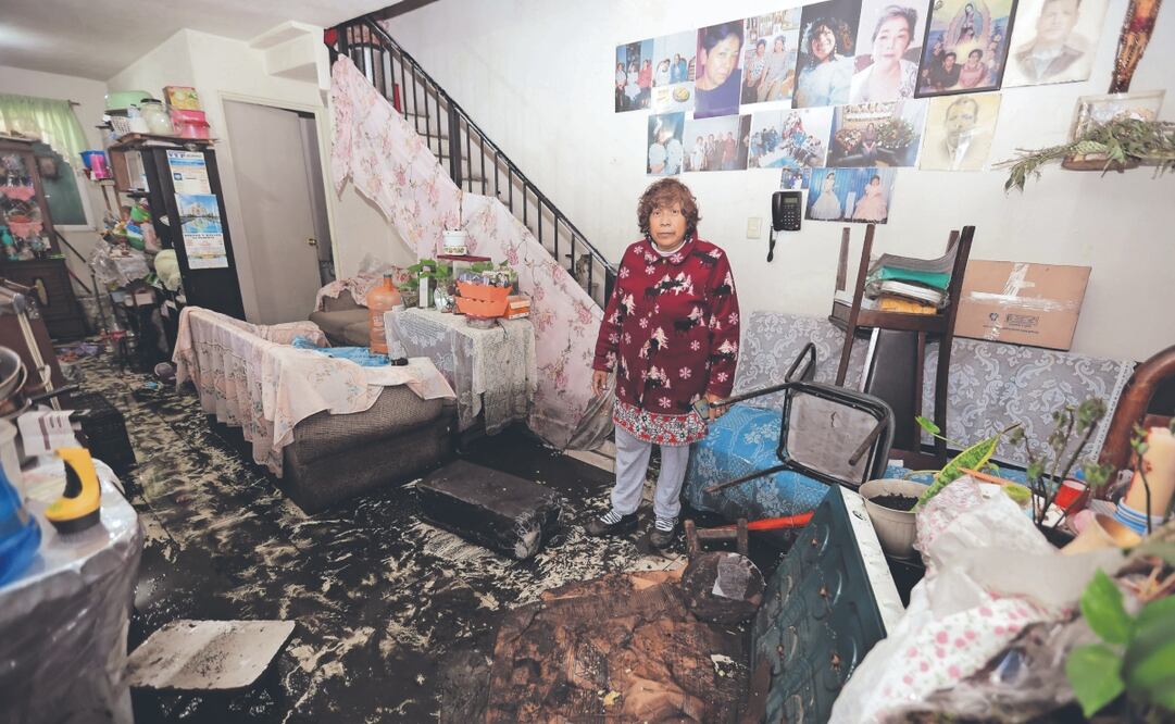Josefina Hernández, quien vive en la colonia Juan Escutia, contó que su sillón se llenó de lodo y su refrigerador quedó inservible. Foto: de Francisco Rodríguez. El Universal