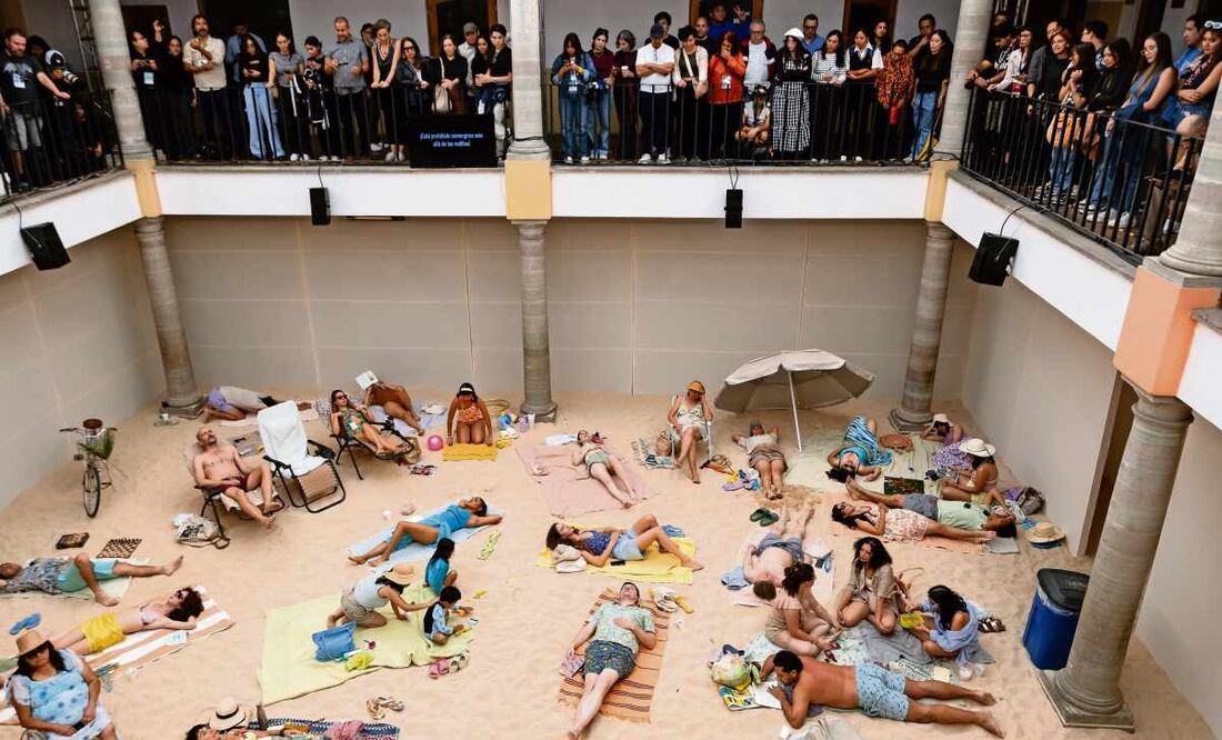 Para el performance-ópera se instaló una playa artificial en el Centro Histórico de Guanajuato. Foto: Hugo Salvador / EL UNIVERSAL