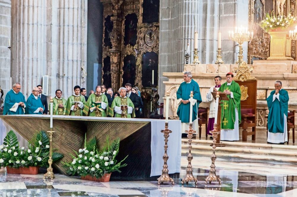 Al término de la homilía dominical en la Catedral Metropolitana, pidió orar por el presidente Enrique Peña Nieto, los encargados del gobierno federal, así como por el jefe de Gobierno de la CDMX, Miguel Ángel Mancera (CRISTOPHER ROGEL. EL UNIVERSAL)