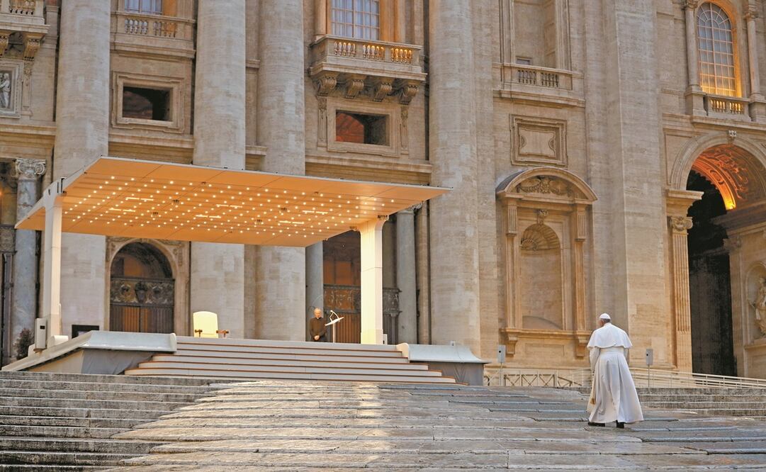 El papaFrancisco afirmóayer que elcoronavirus pusoa todaslas personasa “remarjuntas en elmismo bote” contra lapandemia. Eljerarca católico impartió una histórica bendición Urbi et Orbi desde la plaza de San Pedro. Foto: YARA NARDI. REUTERS