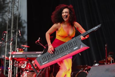 Flor Amargo "incendia" el Vive Latino con homenaje a Sax