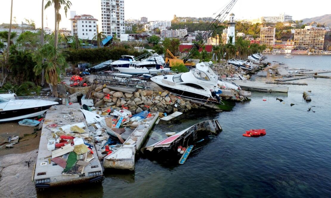 A un mes del paso del huracán  Otis, así se se ve el puerto de Acapulco con drone . Foto: Diego Prado/ EL UNIVERSAL
