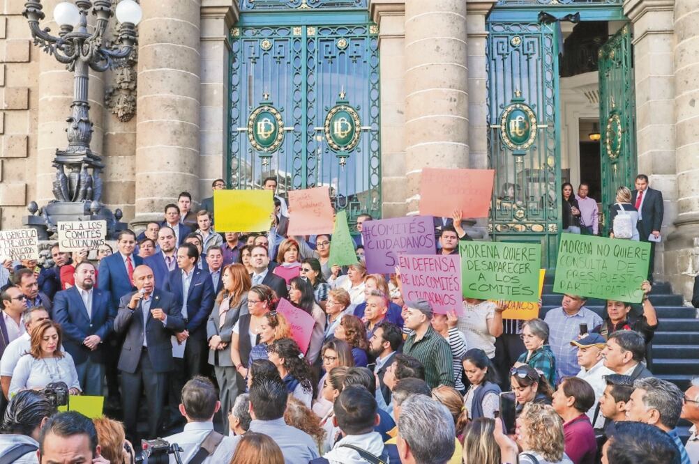 En las escalinatas del recinto de Donceles, los diputados panistas Christian von Roehrich y Héctor Barrera, acompañados de Andrés Atayde Rubiolo, presi de nte del PAN-CDMX (FOTOS DIEGO SIMÓN SÁNCHEZ. EL UNIVERSAL)