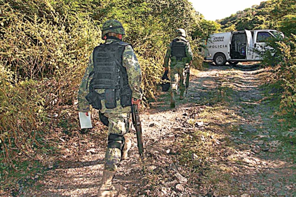Integrantes del Ejército mexicano buscaron la motocicleta blanca que era conducida por una mujer y que podría estar vinculada con el chofer de uno de los autobuses (ARCHIVO EL UNIVERSAL)