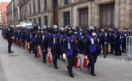 Bomberos y policías alistan extintores frente a Palacio Nacional por marcha del 8M