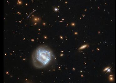 El telescopio Hubble observa un cúmulo de galaxias