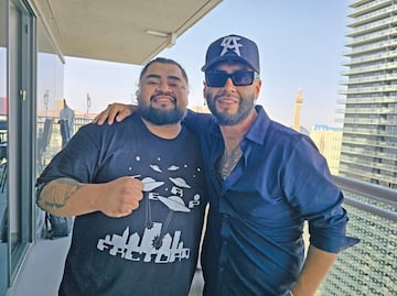 Los hermanos Santiago noquean al Canelo Álvarez con mascarillas de oro